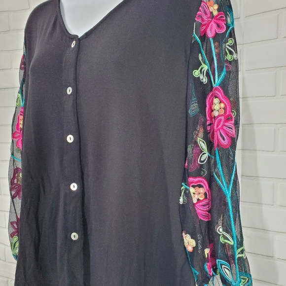 Kim & Cami Black Sheer Floral Sleeves Top - Picture 2 of 6